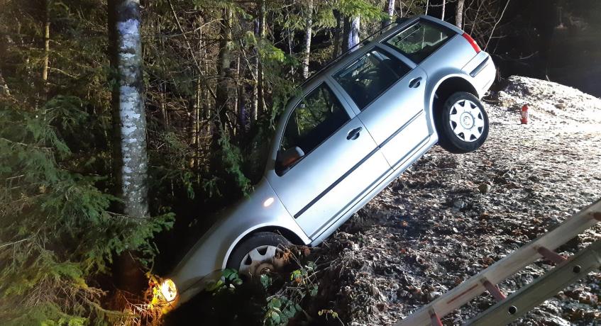 Auto droht abzustürzen