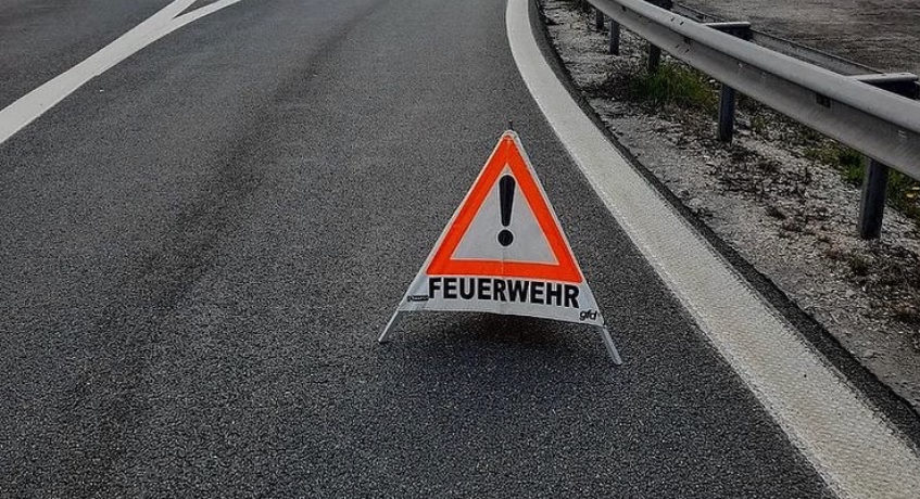 Ölspur auf der Autobahnausfahrt